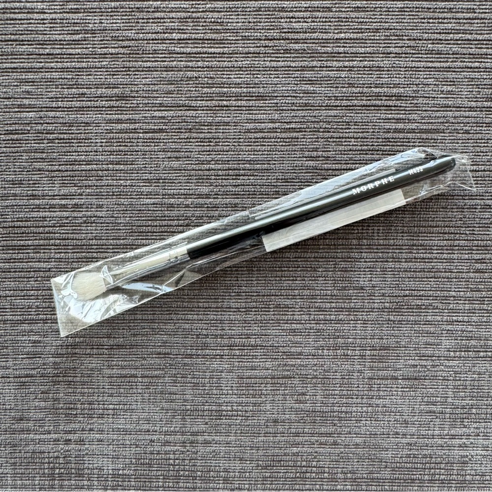 Morphe M433 - FIRM BLENDING FLUFF EYESHADOW BRUSH